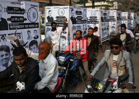 Dhaka, Bangladesch. 27 Dez, 2018. Unterstützer teilnehmen, einen Wahlkampf der herrschenden Partei Awami League Kandidat Asaduzzaman Khan vor der 11 nationalen Parlaments Wahl in Kawran Bazar. Credit: MD Mehedi Hasan/ZUMA Draht/Alamy leben Nachrichten Stockfoto