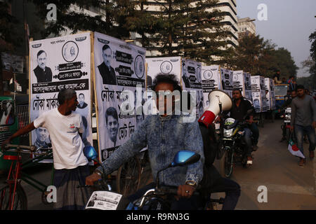 Dhaka, Bangladesch. 27 Dez, 2018. Unterstützer teilnehmen, einen Wahlkampf der herrschenden Partei Awami League Kandidat Asaduzzaman Khan vor der 11 nationalen Parlaments Wahl in Kawran Bazar. Credit: MD Mehedi Hasan/ZUMA Draht/Alamy leben Nachrichten Stockfoto