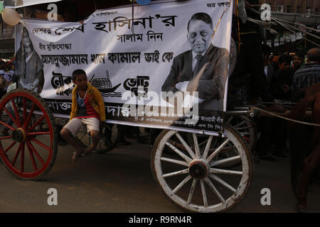 Dhaka, Bangladesch. 27 Dez, 2018. Unterstützer teilnehmen, einen Wahlkampf der herrschenden Partei Awami League Kandidat Asaduzzaman Khan vor der 11 nationalen Parlaments Wahl in Kawran Bazar. Credit: MD Mehedi Hasan/ZUMA Draht/Alamy leben Nachrichten Stockfoto