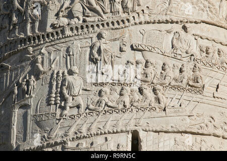 Rom, Italien. 27 Dez, 2018. Die Trajan Siegessäule in Sonne gebadet wie Rom Erfahrungen ungewöhnlich warmen Temperaturen für Dezember. Trajan's Column ist eine Römische Siegessäule zum Gedenken an den römischen Kaiser Trajan's Sieg in der Dakischen Kriege Credit: Amer ghazzal/Alamy leben Nachrichten Stockfoto