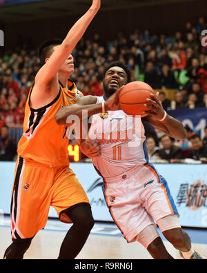 Chengdu, China. 27 Dez, 2018. JAMAAL FRANKLIN von Sichuan Jinqiang Antriebe an die Hoop gegen ZHIQIANG XING von Shanxi Zhongyu während ihrer CBA-Match in Chengdu, China. Sichuan besiegt Shanxi 103-95. Credit: SIPA Asien/ZUMA Draht/Alamy leben Nachrichten Stockfoto