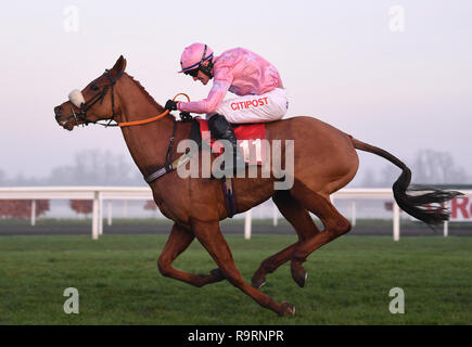 Kempton Park Racecourse, Sunbury-on-Thames, UK. 27 Dez, 2018. 32 Rot Winter Festival Pferderennen, Tag 2; Eddiemaurice geritten von Nick Scholfield Rennen auf der Zielgeraden zum sechsten Rennen der 32 roten laden Sie die App Handicap Hürde Credit: Aktion plus Sport/Alamy Live News win Stockfoto