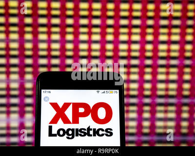 Kiew, Ukraine. 19 Dez, 2018. XPO Logistik Unternehmen Logo gesehen auf einem Smartphone angezeigt. Quelle: Igor Golovniov/SOPA Images/ZUMA Draht/Alamy leben Nachrichten Stockfoto