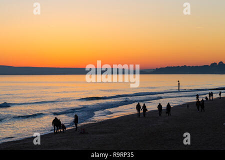 Bournemouth, Dorset, Großbritannien. 27 Dez, 2018. Schönen Sonnenuntergang über Bournemouth Strand am Ende einer schönen sonnigen Tag, wie die Besucher der Seebrücke und Strand die Sonne zu beobachten. Credit: Carolyn Jenkins/Alamy leben Nachrichten Stockfoto