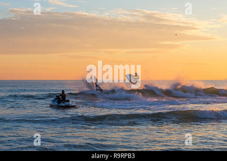 Bournemouth, Dorset, Großbritannien. Dezember 2018. Jet-Skifahrer im Abendlicht zeigen ihre Fähigkeiten und Tricks, Trick, um die Massen am Strand und Pier zu begeistern. Jet-Skifahrer Jetskifahrer Jetski Jetski Jetski Jetski Jetski Jetski Jetskifahrer Jetski Jetski Jetski. Quelle: Carolyn Jenkins/Alamy Live News Stockfoto