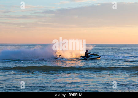 Bournemouth, Dorset, Großbritannien. Dezember 2018. Jet-Skifahrer im Abendlicht zeigen ihre Fähigkeiten und Tricks, Trick, um die Massen am Strand und Pier zu begeistern. Jet-Skifahrer Jetskifahrer Jetski Jetski Jetski Jetski Jetski Jetski Jetskifahrer Jetski Jetski Jetski. Quelle: Carolyn Jenkins/Alamy Live News Stockfoto