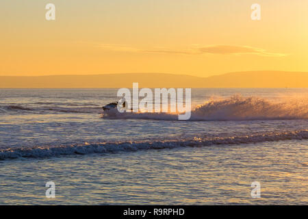 Bournemouth, Dorset, Großbritannien. Dezember 2018. Jet-Skifahrer im Abendlicht zeigen ihre Fähigkeiten und Tricks, Trick, um die Massen am Strand und Pier zu begeistern. Jet-Skifahrer Jetskifahrer Jetski Jetski Jetski Jetski Jetski Jetski Jetskifahrer Jetski Jetski Jetski. Quelle: Carolyn Jenkins/Alamy Live News Stockfoto