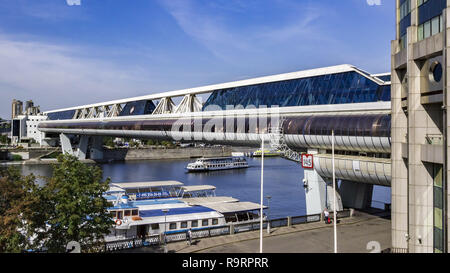 Moskau, Moskau, Russland. 26 Aug, 2018. Moskauer Handels- und Fußgängerbrücke in Moskau über die Moskwa als Teil der Moscow-City Komplexe Kredit: Alexey Bychkov/ZUMA Draht/Alamy leben Nachrichten Stockfoto