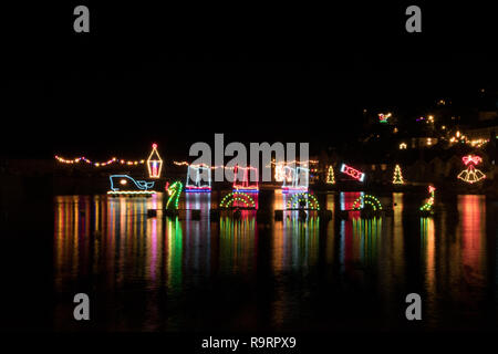 Mousehole Harbour Lights am Abend in der Nähe von Weihnachten Stockfoto