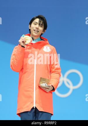 (181228) - Peking, 28. Dez., 2018 (Xinhua) - Datei Foto am 13.02.17, 2018 zeigt Goldmedaillenträger Yuzuru Hanyu von Japan stellt für Fotos während der siegerehrung der Einzel Männer Eiskunstlauf Eiskunstlauf bei den Olympischen Winterspielen 2018 in PyeongChang PyeongChang, Südkorea. Der 24-jährige Hanyu gewann Gold im Eiskunstlauf bei den Olympischen Winterspielen in PyeongChang Trotz einer Knöchelverletzung, werden der erste Mann zwei aufeinander folgenden olympischen Goldmedaillen seit 1952 zu gewinnen. Er war an der ISU Grand Prix in Moskau gekrönt, während seine eigenen Weltrekord mit 110.53 Punkten zu brechen. Stockfoto