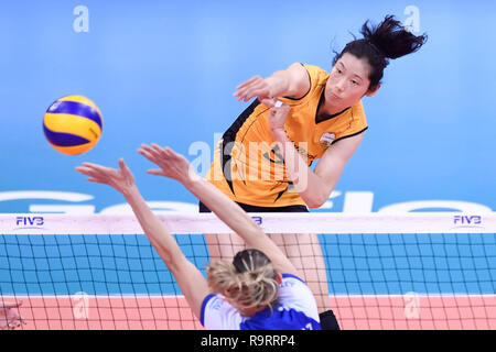 (181228) - Peking, 28. Dez., 2018 (Xinhua) - Datei Foto auf Dez. 9, 2018 zeigt Zhu Ting (Oben) der Vakifbank Istanbul Spikes den Ball während des Finales zwischen Vakifbank Istanbul in der Türkei und Minas Tenis Clube Brasiliens bei der Fivb ist Volleyball Frauen Club Weltmeisterschaft in Shaoxing, östlich der chinesischen Provinz Zhejiang. Der 24-jährige Kapitän von Chinas Volleyball-gruppe, Zhu half China die asiatischen Spiele Meisterschaft und Ende mit einer Bronzemedaille bei der Weltmeisterschaft, wo sie am besten außerhalb Spiker ausgezeichnet wurde. Sie gewann der türkischen Frauen Volleyball Liga Meister mit Stockfoto