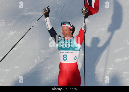 (181228) - Peking, 28. Dez., 2018 (Xinhua) - Datei Foto aufgenommen am 13.02.25, 2018 zeigt Marit Bjorgen von Norwegen feiert nach dem Gewinn der Frauen 30 km Massenstart klassisch an die 2018 PyeongChang Winter-olympischen Spiele, Pyeongchang, Südkorea. Bjorgen, 37, triumphierte in der Frauen 30 km Langlauf und 4x5 km Cross-country Relais Ski am PyeongChang Olympischen Winterspiele. Mit zwei Gold-, eine Silber- und zwei Bronzemedaillen in PyoengChang, die Norweigian skifahren Idol wurde der dritte Athlet acht Gold-, im Winter Spiele und der verzierte winter Olympian aller Zeiten mit 15 m Stockfoto