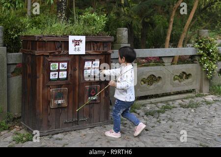 Peking, der chinesischen Provinz Zhejiang. 20 Apr, 2018. Ein Kind Papierkorb in einem klassifizierten Mülltonne in Qingyang Dorf in Jiangshan Stadt, der ostchinesischen Provinz Zhejiang, 20. April 2018. Seit 2003, Zhejiang hat ein Projekt die Lebensbedingungen in den Dörfern zu überholen. Am Ende des letzten Jahres, 97 Prozent der Dörfer in der Provinz hatte solche Revisionen abgeschlossen. Credit: Huang Zongzhi/Xinhua/Alamy leben Nachrichten Stockfoto