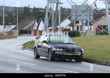 Inverness, Schottland, Großbritannien. 28. Dezember 2018. Polizei in Inverness versuchen, der Fahrer eines schwarzen BMW, die in einem einzigen Fahrzeug Kollision beteiligt war über Weihnachten auf die Spur zu kommen. Die verlassene Fahrzeug wurde berichtete am Boxing Day bei der Polizei und war immer noch in situ auf Essich Straße zwei Tage später mit Tatort Band um ihn herum gewickelt. Es gibt erhebliche Schäden an der Vorderseite des Fahrzeugs und der rechten Außenspiegel und Fensterheber auf der Fahrerseite teilweise offen ist. Foto: Andrew Smith/Alamy leben Nachrichten Stockfoto