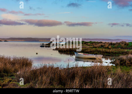 Ardara, County Donegal, Irland. 28. Dezember 2018. Die Sonne geht auf einem noch und ruhigen Morgen auf den nicht so "wilden Atlantischen Weise". Credit: Richard Wayman/Alamy leben Nachrichten Stockfoto