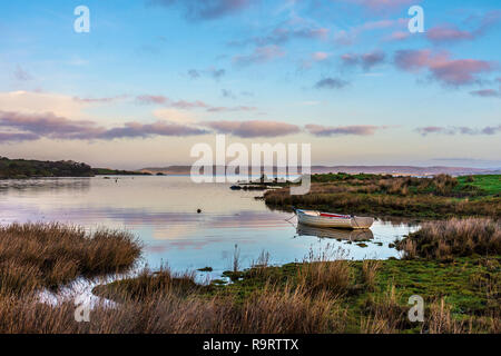 Ardara, County Donegal, Irland. 28. Dezember 2018. Die Sonne geht auf einem noch und ruhigen Morgen auf den nicht so "wilden Atlantischen Weise". Credit: Richard Wayman/Alamy leben Nachrichten Stockfoto