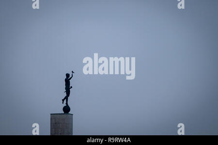 Hannover, Deutschland. 28 Dez, 2018. Die Statue "Torchbearer" gegen einen grauen Himmel gesehen werden kann. Credit: Peter Steffen/dpa/Alamy leben Nachrichten Stockfoto