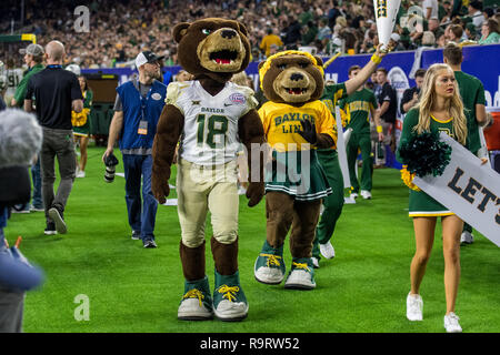 Houston, TX, USA. 27 Dez, 2018. Baylor Bears Maskottchen Bruiser und Ringelblume Spaziergang an der Seitenlinie während des 4. Quartals der Texas Schüssel NCAA Football Spiel zwischen der Baylor Bears und den Vanderbilt Commodores an NRG Stadion in Houston, TX. Baylor gewann das Spiel 45 zu 38. Trask Smith/CSM/Alamy leben Nachrichten Stockfoto