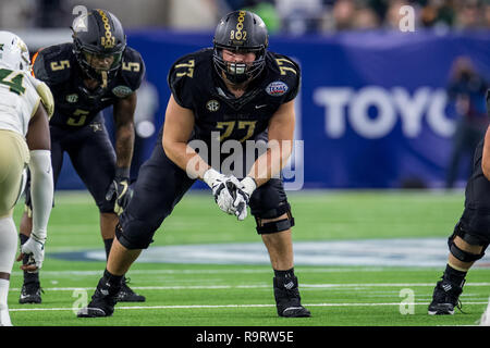 Houston, TX, USA. 27 Dez, 2018. Vanderbilt Commodores Offensive Lineman Devin Cochran (77) Während des 4. Quartals der Texas Schüssel NCAA Football Spiel zwischen der Baylor Bears und den Vanderbilt Commodores an NRG Stadion in Houston, TX. Baylor gewann das Spiel 45 zu 38. Trask Smith/CSM/Alamy leben Nachrichten Stockfoto