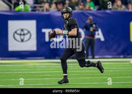 Houston, TX, USA. 27 Dez, 2018. Vanderbilt Commodores Quarterback Kyle Shurmur (14) sieht im 4. Quartal des Texas Schüssel NCAA Football Spiel zwischen der Baylor Bears und den Vanderbilt Commodores an NRG Stadion in Houston, TX. Baylor gewann das Spiel 45 zu 38. Trask Smith/CSM/Alamy leben Nachrichten Stockfoto