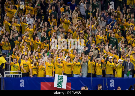 Houston, TX, USA. 27 Dez, 2018. Baylor Bears Fans während des 4. Quartals der Texas Schüssel NCAA Football Spiel zwischen der Baylor Bears und den Vanderbilt Commodores an NRG Stadion in Houston, TX. Baylor gewann das Spiel 45 zu 38. Trask Smith/CSM/Alamy leben Nachrichten Stockfoto