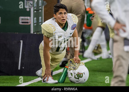Houston, TX, USA. 27 Dez, 2018. Baylor Bears cornerback Ricardo Benitez (17) Uhren im 4. Quartal des Texas Schüssel NCAA Football Spiel zwischen der Baylor Bears und den Vanderbilt Commodores an NRG Stadion in Houston, TX. Baylor gewann das Spiel 45 zu 38. Trask Smith/CSM/Alamy leben Nachrichten Stockfoto