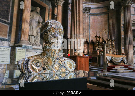 Rom, Italien. 28. Dezember 2018. Skulptur: Gott Formen Mann 2018. Kunstharz, Polystyrol, vintage Bijoux. Eine Ausstellung von Skulpturen des italienischen Künstlers Joseph Tempo entilted Sacra sacrorum, das heilige Angst, Dinge mit Rückstände von Modeschmuck am Pantheon Basilika Santa Maria und Märtyrer in Rom Kredit: Amer ghazzal/Alamy leben Nachrichten Stockfoto