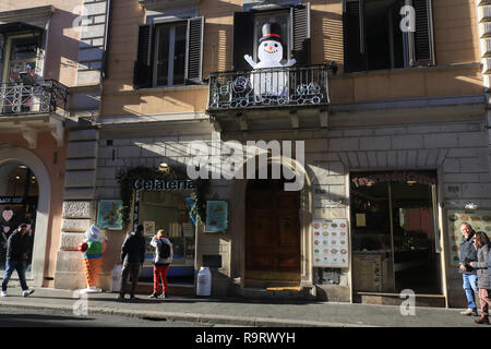 Rom, Italien. 28. Dezember 2018. Menschen die Geschäfte auf der Via del Corso in der Sonne wie Rom Erfahrungen einen anderen Tag der ungewöhnlich warmen Wetter für Dezember Credit: Amer ghazzal/Alamy leben Nachrichten Stockfoto