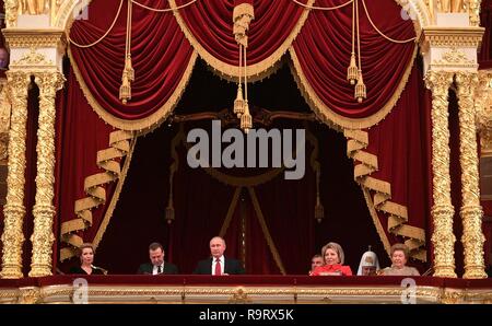 Der russische Präsident Wladimir Putin, Mitte, sitzt in der ehrentribüne während einer Leistung des Nussknacker während der alljährlichen Gala am Bolschoi Theater Dezember 27, 2018 in Moskau, Russland. Er Putin von Links nach Rechts: Svetlana Medvedeva, Dmitri Medwedew, Wladimir Putin, Vyacheslav Volodin, Valentina Matwijenko, Patriarch Kirill, und Naina Jelzin. Stockfoto