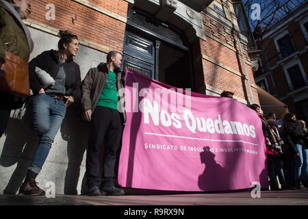 Madrid, Spanien. 28 Dez, 2018. Anti räumungen Aktivisten gesehen Blockieren der Tür der Tessa Iberica Hauptsitz während des Protestes 50 Aktivisten der Mieter Union von Madrid haben protestiert, zu drücken, und die Vertreibung der Juan de Vera aus dem Haus, in dem er lebt von der Tessa Iberica, Fonds zu stoppen. Die Aktivisten haben die zentrale gegangen mit dem Rechtsanwalt des Unternehmens zu sprechen. Credit: Lito Lizana/SOPA Images/ZUMA Draht/Alamy leben Nachrichten Stockfoto