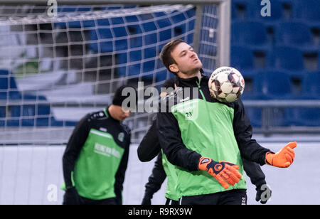 Hannover, Deutschland. 28 Dez, 2018. Hannover Torwart Michael Esser wird in das Stadion für die Ausbildung von Hannover 96. Hannover 96 startet am Freitag in der Vorbereitung für die zweite Hälfte der Bundesliga. Nach der Verein, der mit dem Abstieg bedroht war, die erste Hälfte der Serie mit nur elf Punkten auf Platz 17 beendete, Coach Andre Breitenreiter storniert den Weihnachtsferien von sechs Tagen. Credit: Peter Steffen/dpa/Alamy leben Nachrichten Stockfoto