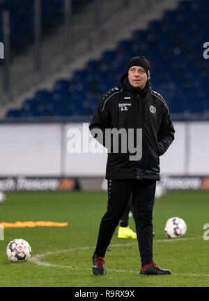 Hannover, Deutschland. 28 Dez, 2018. Hannovers Trainer Andre Breitenreiter führt die Ausbildung Auftakt von Hannover 96 im Stadion. Hannover 96 startet am Freitag in der Vorbereitung für die zweite Hälfte der Bundesliga. Nach der Verein, der mit dem Abstieg bedroht war, die erste Hälfte der Serie mit nur elf Punkten auf Platz 17 beendete, Coach Andre Breitenreiter storniert den Weihnachtsferien von sechs Tagen. Credit: Peter Steffen/dpa/Alamy leben Nachrichten Stockfoto