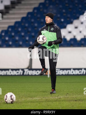 Hannover, Deutschland. 28 Dez, 2018. Hannovers Waldemar Anton wird im Stadion während der Ausbildung von Hannover 96. Hannover 96 startet am Freitag in der Vorbereitung für die zweite Hälfte der Bundesliga. Nach der Verein, der mit dem Abstieg bedroht war, die erste Hälfte der Serie mit nur elf Punkten auf Platz 17 beendete, Coach Andre Breitenreiter storniert den Weihnachtsferien von sechs Tagen. Credit: Peter Steffen/dpa/Alamy leben Nachrichten Stockfoto