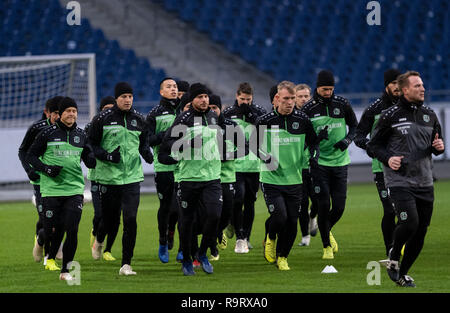 Hannover, Deutschland. 28 Dez, 2018. Hannovers Spieler in das Stadion Bahn während der Ausbildung kick-off von Hannover 96. Hannover 96 startet am Freitag in der Vorbereitung für die zweite Hälfte der Bundesliga. Nach der Verein, der mit dem Abstieg bedroht war, die erste Hälfte der Serie mit nur elf Punkten auf Platz 17 beendete, Coach Andre Breitenreiter storniert den Weihnachtsferien von sechs Tagen. Credit: Peter Steffen/dpa/Alamy leben Nachrichten Stockfoto