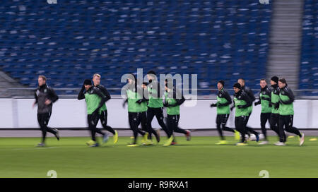 Hannover, Deutschland. 28 Dez, 2018. Hannovers Spieler in das Stadion Bahn während der Ausbildung kick-off von Hannover 96. Hannover 96 startet am Freitag in der Vorbereitung für die zweite Hälfte der Bundesliga. Nach der Verein, der mit dem Abstieg bedroht war, die erste Hälfte der Serie mit nur elf Punkten auf Platz 17 beendete, Coach Andre Breitenreiter storniert den Weihnachtsferien von sechs Tagen. Credit: Peter Steffen/dpa/Alamy leben Nachrichten Stockfoto