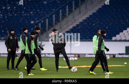 Hannover, Deutschland. 28 Dez, 2018. Hannovers trainer Andre Breitenreiter (M) führt die Ausbildung kick-off von Hannover 96 im Stadion. Hannover 96 startet am Freitag in der Vorbereitung für die zweite Hälfte der Bundesliga. Nach der Verein, der mit dem Abstieg bedroht war, die erste Hälfte der Serie mit nur elf Punkten auf Platz 17 beendete, Coach Andre Breitenreiter storniert den Weihnachtsferien von sechs Tagen. Credit: Peter Steffen/dpa/Alamy leben Nachrichten Stockfoto