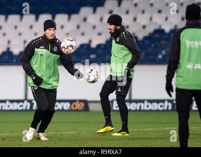 Hannover, Deutschland. 28 Dez, 2018. Hannovers Kevin Wimmer (l) und Josip Elez im Stadion wird während der Ausbildung von Hannover 96. Hannover 96 startet am Freitag in der Vorbereitung für die zweite Hälfte der Bundesliga. Nach der Verein, der mit dem Abstieg bedroht war, die erste Hälfte der Serie mit nur elf Punkten auf Platz 17 beendete, Coach Andre Breitenreiter storniert den Weihnachtsferien von sechs Tagen. Credit: Peter Steffen/dpa/Alamy leben Nachrichten Stockfoto