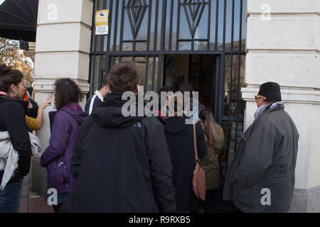 Madrid, Spanien. 28 Dez, 2018. Aktivisten gesehen Eingabe zusammen mit dem Portal des Büros des Tessa Iberica Rechtsanwalt während des Protestes 50 Aktivisten der Mieter Union von Madrid haben protestiert, zu drücken, und die Vertreibung der Juan de Vera aus dem Haus, in dem er lebt von der Tessa Iberica, Fonds zu stoppen. Die Aktivisten haben die zentrale gegangen mit dem Rechtsanwalt des Unternehmens zu sprechen. Credit: Lito Lizana/SOPA Images/ZUMA Draht/Alamy leben Nachrichten Stockfoto