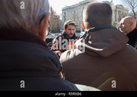 Madrid, Spanien. 28 Dez, 2018. Ein Aktivist gesehen erläutern, welche Aktionen nach der Verweigerung der Anwalt des Unternehmens die Vertreibung während des Protestes zu stoppen, die sie in der Zukunft für die zwangsräumung tun. 50 Aktivisten der Mieter Union von Madrid protestiert haben, drücken Sie die Taste und die Vertreibung der Juan de Vera aus dem Haus, in dem er lebt von der Tessa Iberica, Fonds zu stoppen. Die Aktivisten haben die zentrale gegangen mit dem Rechtsanwalt des Unternehmens zu sprechen. Credit: Lito Lizana/SOPA Images/ZUMA Draht/Alamy leben Nachrichten Stockfoto