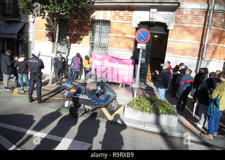 Madrid, Spanien. 28 Dez, 2018. Aktivisten werden gesehen in der Zentrale von Tessa Iberica, die von der Polizei während des Protestes ausgewiesen. 50 Aktivisten der Mieter Union von Madrid haben protestiert, zu drücken, und die Vertreibung der Juan de Vera aus dem Haus, in dem er lebt von der Tessa Iberica, Fonds zu stoppen. Die Aktivisten haben die zentrale gegangen mit dem Rechtsanwalt des Unternehmens zu sprechen. Credit: Lito Lizana/SOPA Images/ZUMA Draht/Alamy leben Nachrichten Stockfoto