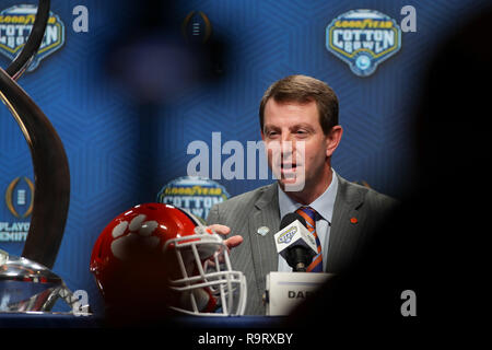 Dallas, Texas, USA. 28 Dez, 2018. Dezember 28, 2018 - Dallas, Texas, USA - Clemson Tiger Head Coach Dabo Swinney spricht an der abschließenden Head Coaches Nachrichten Konferenz im Omni Dallas Hotel hielt vor dem College Football Endspiel Halbfinale Spiel bei der Goodyear Baumwollschüssel Klassiker zwischen den Notre Dame Fighting Irish und die Clemson Tiger bei AT&T Stadium in Arlington, Texas. Quelle: Adam Lacy/ZUMA Draht/Alamy leben Nachrichten Stockfoto