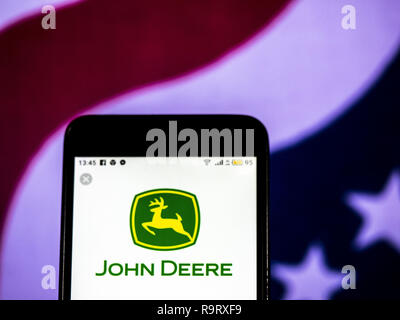 Kiew, Ukraine. 14 Dez, 2018. John Deere Manufacturing Company Logo gesehen auf einem Smartphone angezeigt. Quelle: Igor Golovniov/SOPA Images/ZUMA Draht/Alamy leben Nachrichten Stockfoto