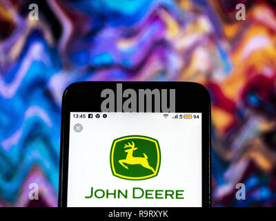 Dezember 14, 2018 - Kiew, Ukraine - John Deere Manufacturing Company Logo gesehen auf einem Smartphone angezeigt. (Bild: © Igor Golovniov/SOPA Bilder über ZUMA Draht) Stockfoto