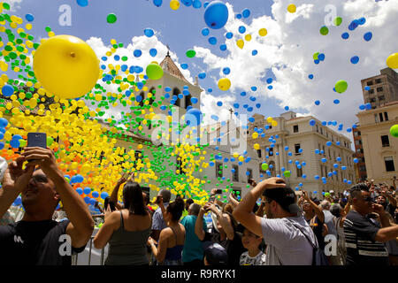 Sao Paulo, Brasilien. 28 Dez, 2018. Mehr als 50.000 biologisch abbaubare farbige Ballone sind später Freitag Morgen im Pateo freigegeben do Collegio in der Innenstadt von Sao Paulo als Teil einer Tradition jeden letzten Geschäftstag des Jahres statt. Die Aktion wird durch die kommerzielle Vereinigung von Sao Paulo Quelle: Dario Oliveira/ZUMA Draht/Alamy Leben Nachrichten gefördert Stockfoto