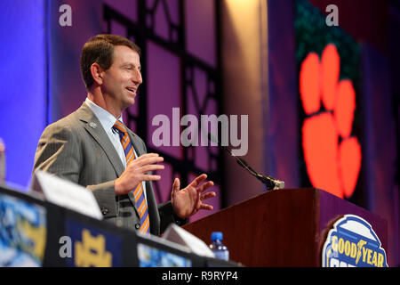 Dallas, Texas, USA. 28 Dez, 2018. Dezember 28, 2018 - Dallas, Texas, USA - Clemson Tiger Head Coach Dabo Swinney spricht auf der Goodyear Big Play Mittagessen statt im Hilton Anatole Hotel vor dem College Football Endspiel Halbfinale Spiel bei der Goodyear Baumwollschüssel Klassiker zwischen den Notre Dame Fighting Irish und die Clemson Tiger bei AT&T Stadium in Arlington, Texas. Quelle: Adam Lacy/ZUMA Draht/Alamy leben Nachrichten Stockfoto