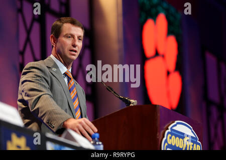 Dallas, Texas, USA. 28 Dez, 2018. Dezember 28, 2018 - Dallas, Texas, USA - Clemson Tiger Head Coach Dabo Swinney spricht auf der Goodyear Big Play Mittagessen statt im Hilton Anatole Hotel vor dem College Football Endspiel Halbfinale Spiel bei der Goodyear Baumwollschüssel Klassiker zwischen den Notre Dame Fighting Irish und die Clemson Tiger bei AT&T Stadium in Arlington, Texas. Quelle: Adam Lacy/ZUMA Draht/Alamy leben Nachrichten Stockfoto