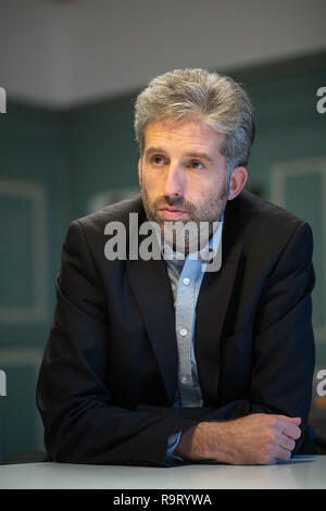 26. November 2018, Baden-Württemberg, Tübingen: Boris Palmer (Bündnis 90/Die Grünen), Oberbürgermeister von Tübingen, sitzt in seiner Studie in einem Interview. Foto: Sebastian Gollnow/dpa Stockfoto