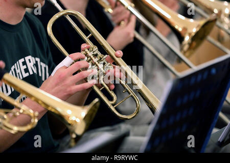 Schwerin, Deutschland. 19 Dez, 2018. Der Schweriner Jugend Symphonie Orchester hat für ein Chaos Test versammelt: Das Orchester mit über 60 Mädchen und Jungen zwischen 12 und 19 spielt Stücke für ein neues Programm für das erste Mal im Alter. Schätzungen zufolge mehr als 150.000 Kinder spielen in Deutschland rund 5.000 Kinder- und Jugendorchester. Sie reichen von einfachen Spielen Kreisen zu vollständigen Symphonieorchester. Quelle: Bernd Wüstneck/dpa/Alamy leben Nachrichten Stockfoto