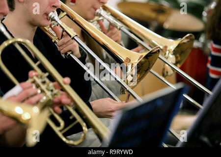 Schwerin, Deutschland. 19 Dez, 2018. Der Schweriner Jugend Symphonie Orchester hat für ein Chaos Test versammelt: Das Orchester mit über 60 Mädchen und Jungen zwischen 12 und 19 spielt Stücke für ein neues Programm für das erste Mal im Alter. Schätzungen zufolge mehr als 150.000 Kinder spielen in Deutschland rund 5.000 Kinder- und Jugendorchester. Sie reichen von einfachen Spielen Kreisen zu vollständigen Symphonieorchester. Quelle: Bernd Wüstneck/dpa/Alamy leben Nachrichten Stockfoto