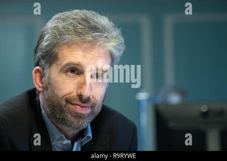 26. November 2018, Baden-Württemberg, Tübingen: Boris Palmer (Bündnis 90/Die Grünen), Oberbürgermeister von Tübingen, sitzt in seiner Studie in einem Interview. Foto: Sebastian Gollnow/dpa Stockfoto